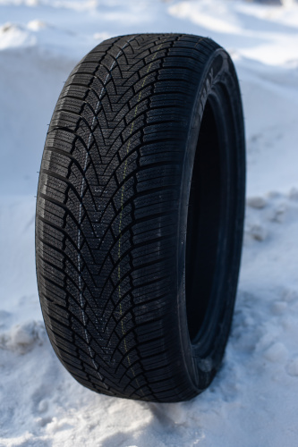 фото протектора и шины WINTERHAWKE I Шина ZMAX WINTERHAWKE I 225/50 R18 99H