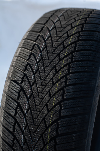 фото протектора и шины WINTERHAWKE I Шина ZMAX WINTERHAWKE I 225/50 R18 99H